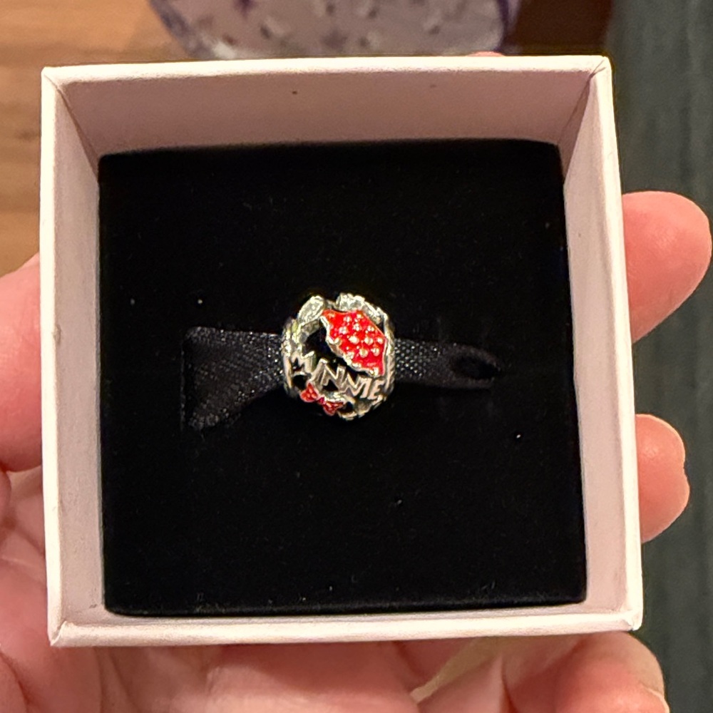 Pandora Disney Minnie Mouse charm